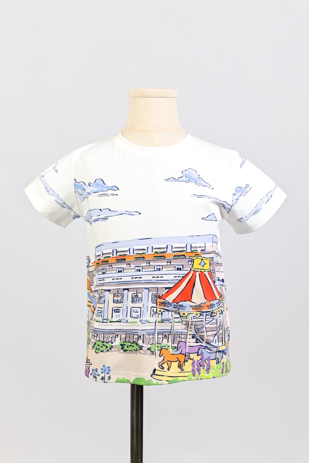 COLONIAL COURTYARD KIDS’ TEE