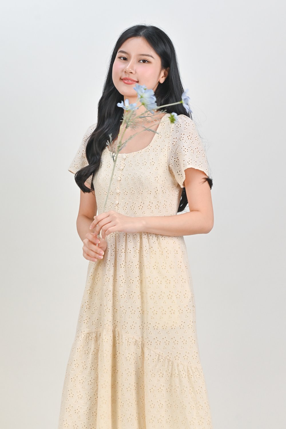 EZURYN EYELET SCOOP-NECK SLEEVED DRESS IN CREAM