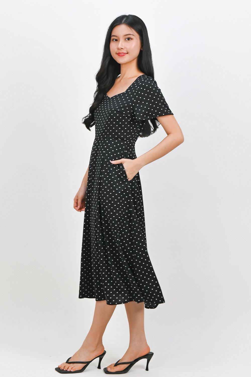 MARANTHA SWEETHEART SLEEVED MIDI DRESS IN BLACK POLKA
