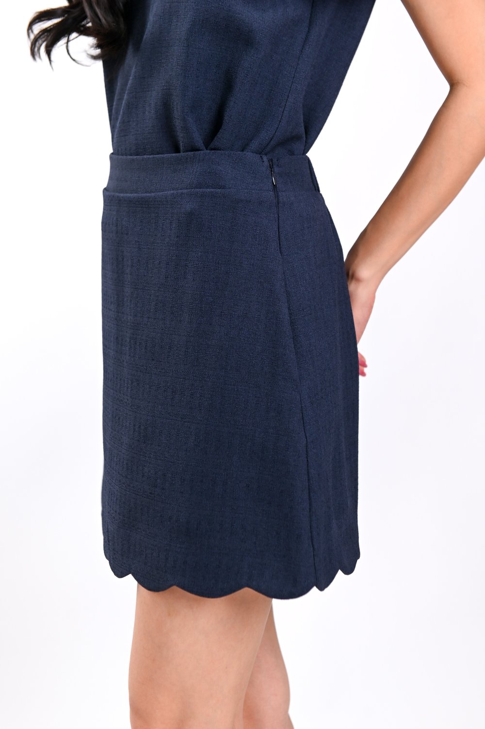 CAILIN SCALLOP ELASTIC-BACK SKORTS IN NAVY