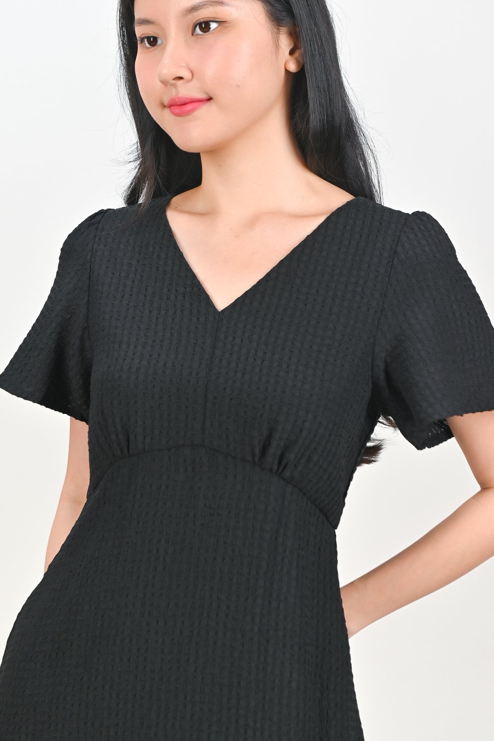 MAGARA TEXTURED SLEEVED DRESS IN BLACK