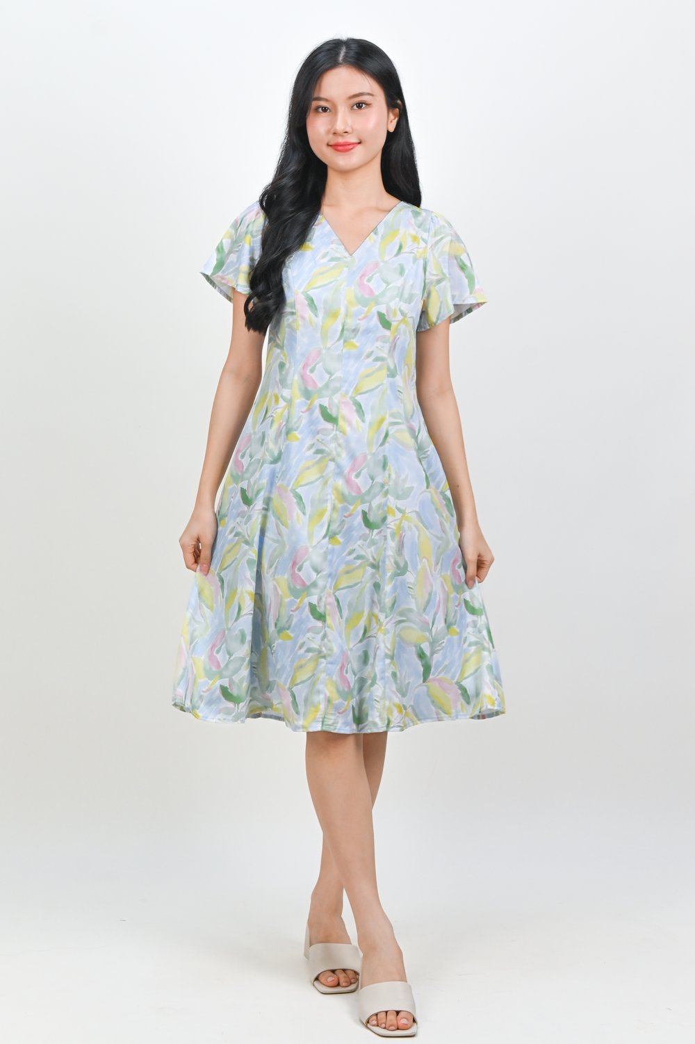 XYLIN V-NECK PANELLED SLEEVED DRESS IN GREEN-BLUE FOLIAGE