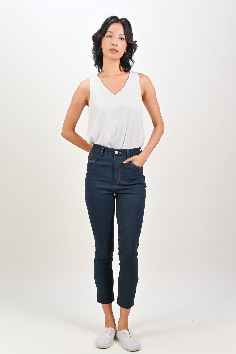 ZYRAHNA SLIM JEANS IN MID-WASH