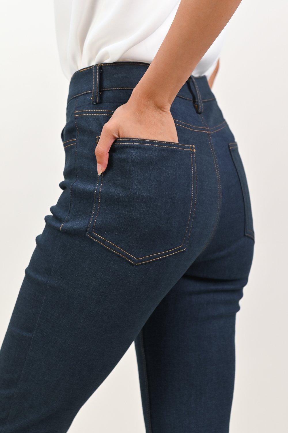 ZYRAHNA SLIM JEANS IN MID-WASH