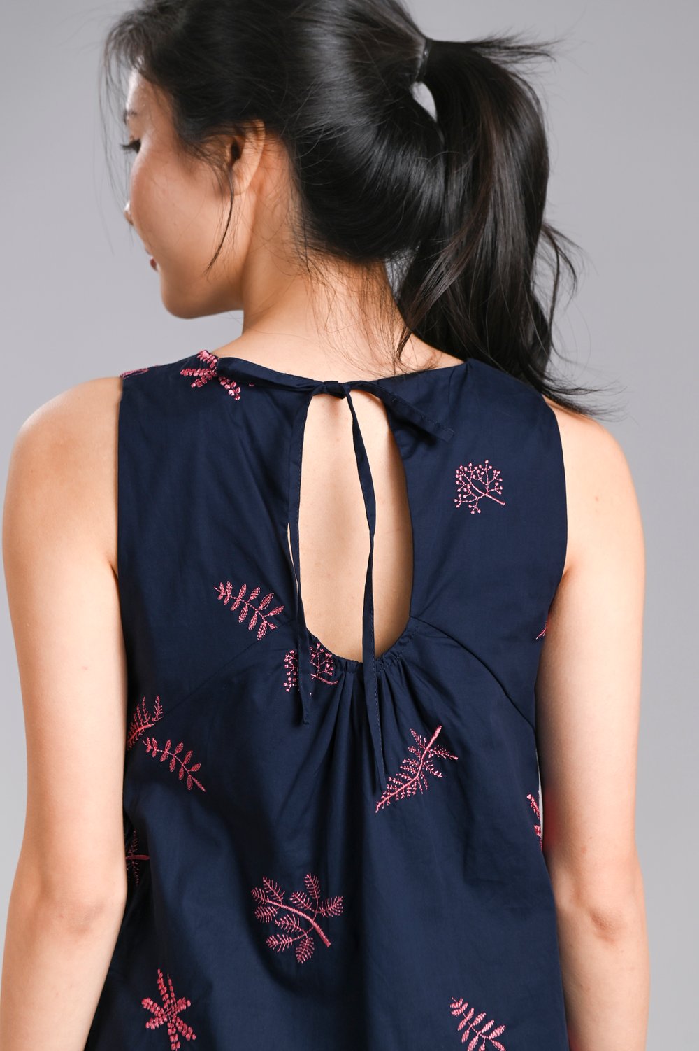 WENYAN EMB. A-LINE KEYHOLE-BACK DRESS IN NAVY