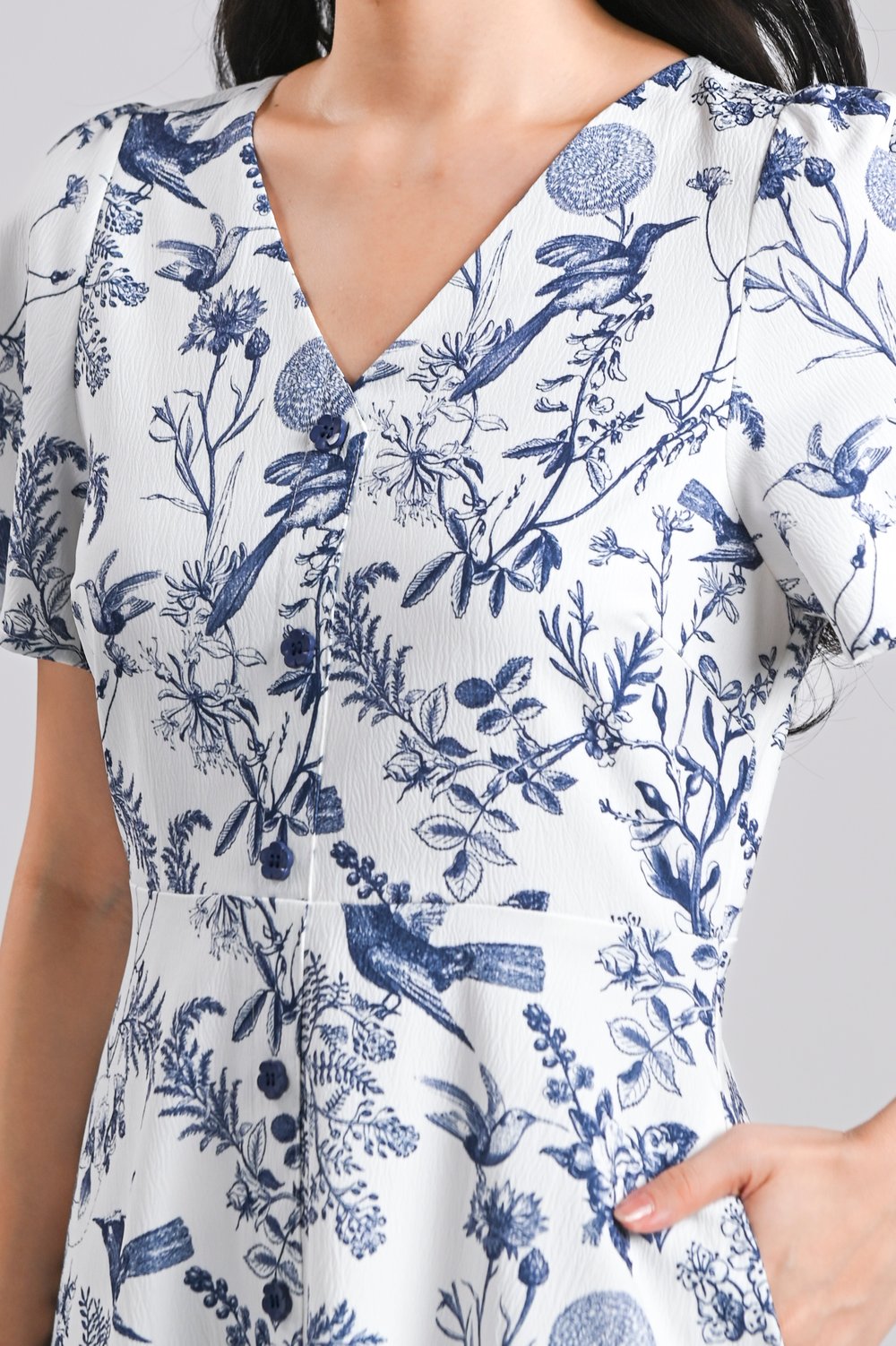 NAVY HUMMINGBIRD V-NECK SLEEVED FLOWER-BUTTON DRESS