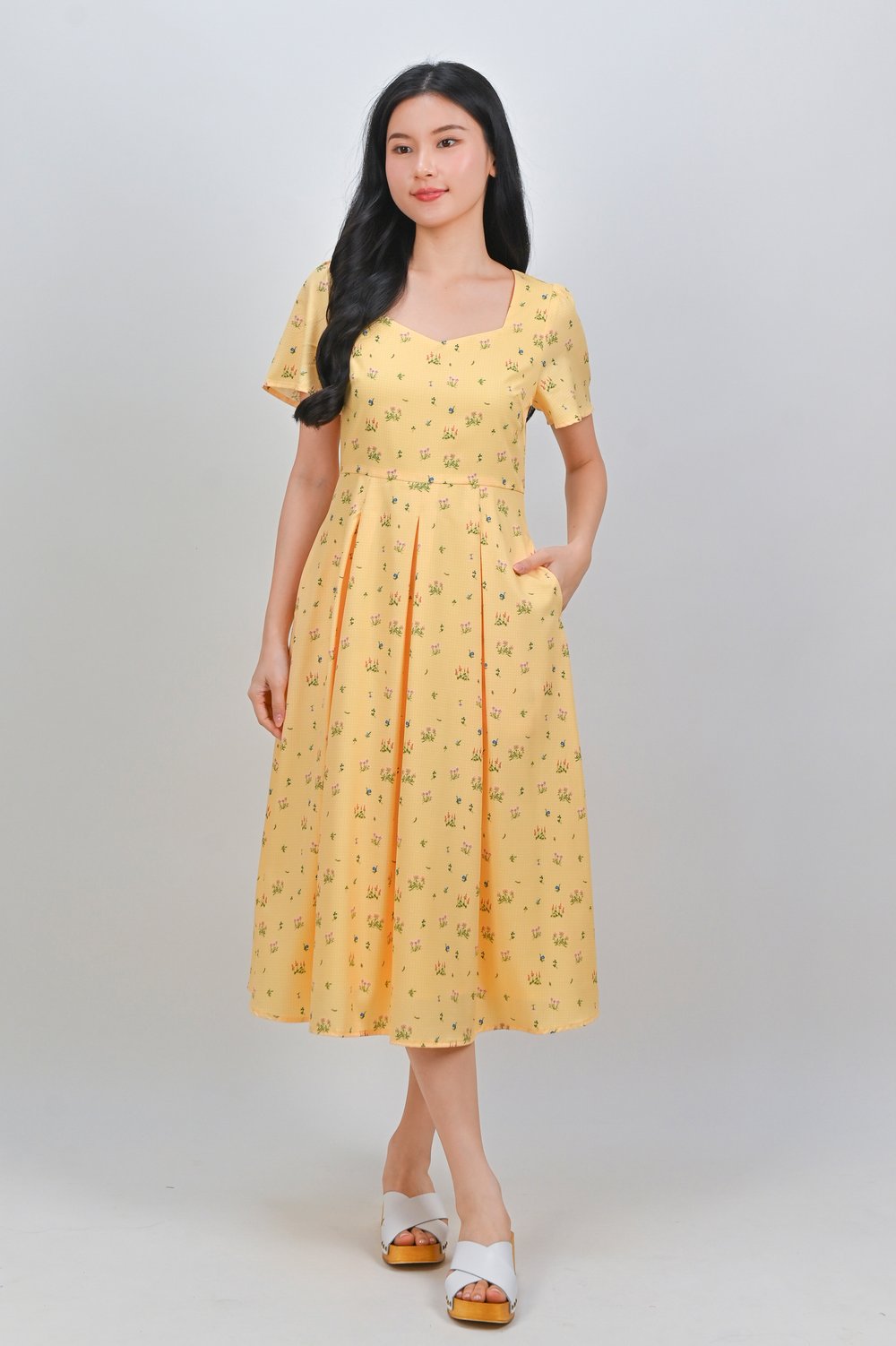 MARANTHA SWEETHEART SLEEVED MIDI DRESS IN YELLOW FLORAL