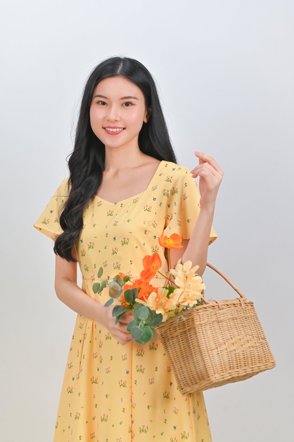 MARANTHA SWEETHEART SLEEVED MIDI DRESS IN YELLOW FLORAL