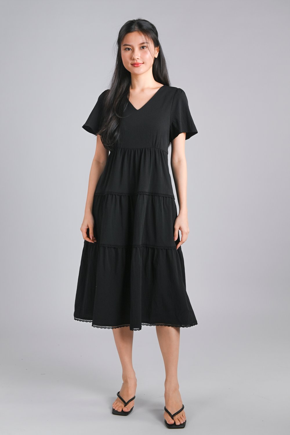 NOKO V-NECK SLEEVED TIERED DRESS IN BLACK