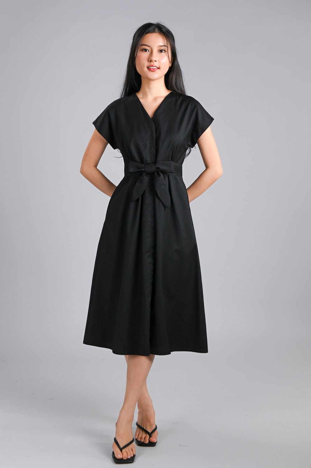 VERLIS PINTUCK-WAIST SLEEVED MIDI DRESS IN BLACK