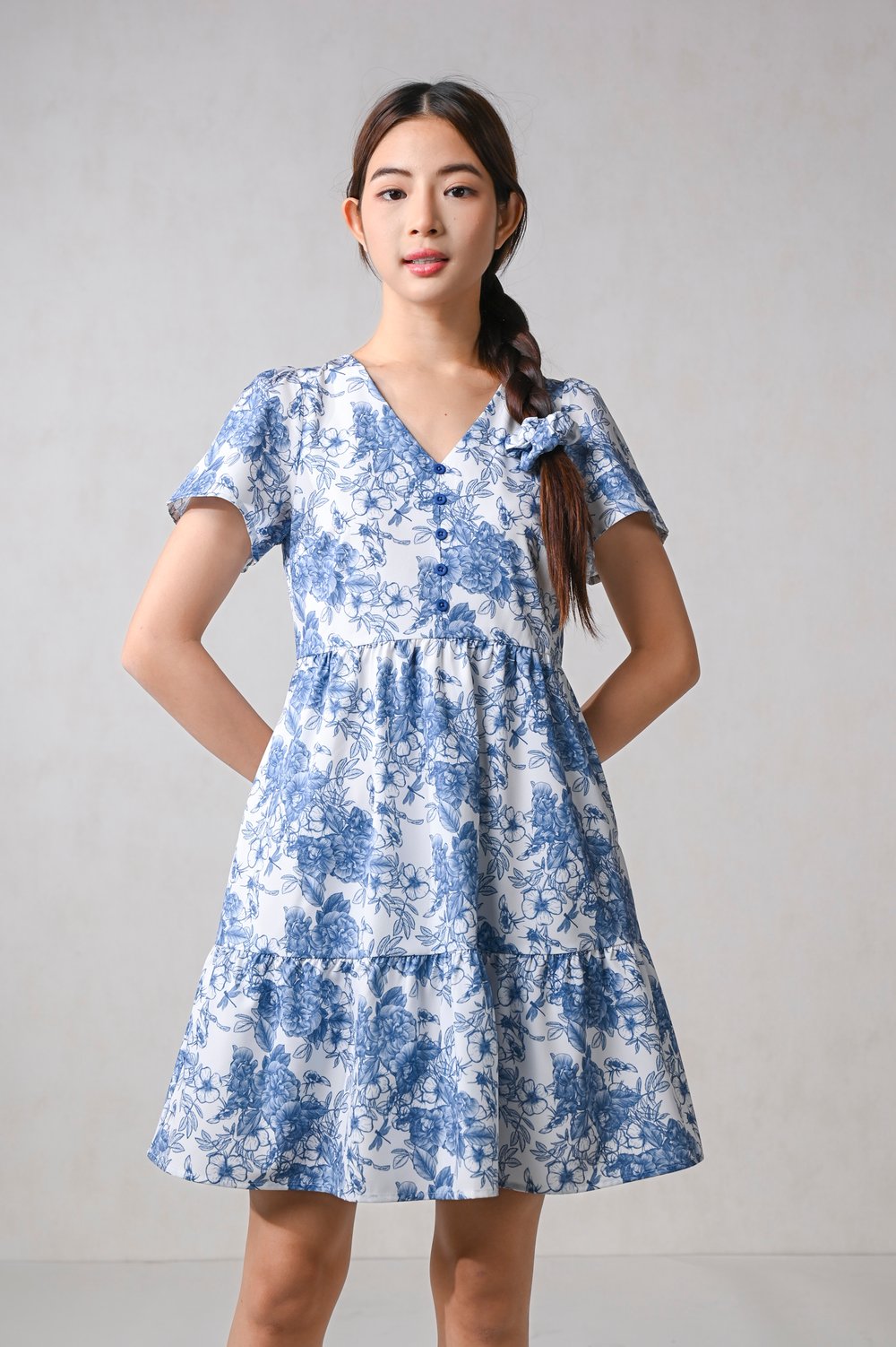 DRAGONFLY GARDEN V-NECK BUTTON FLOUNCE DRESS