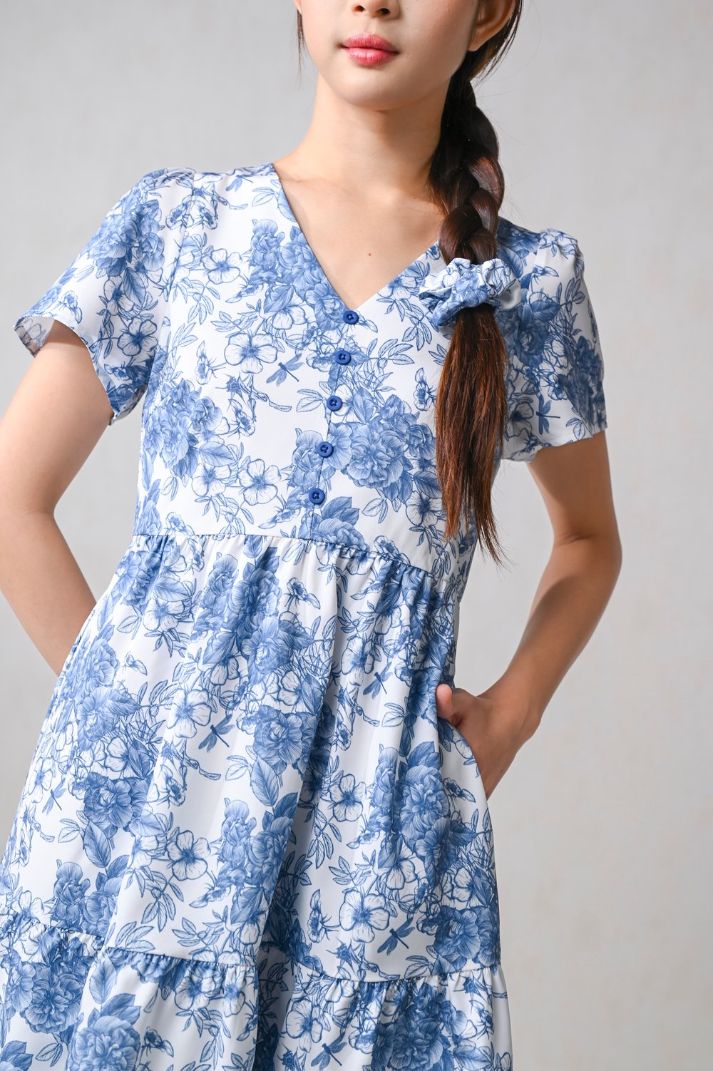 DRAGONFLY GARDEN V-NECK BUTTON FLOUNCE DRESS