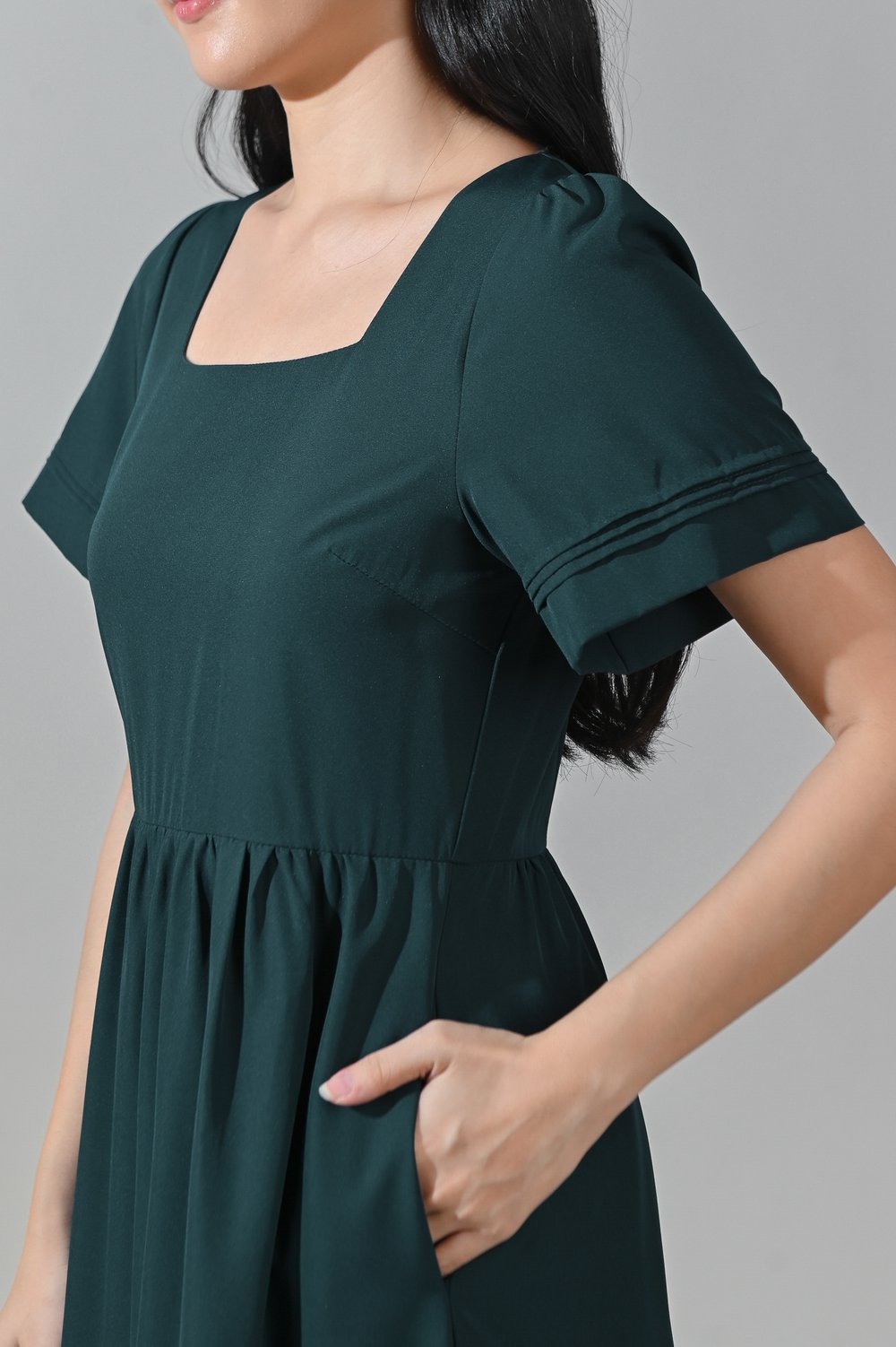 GENEVIE SQUARE-NECK PINTUCK MIDI DRESS IN FOREST