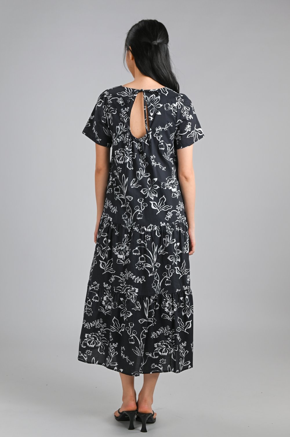 CHERIN KEYHOLE-BACK SLEEVED MIDI DRESS IN BLACK