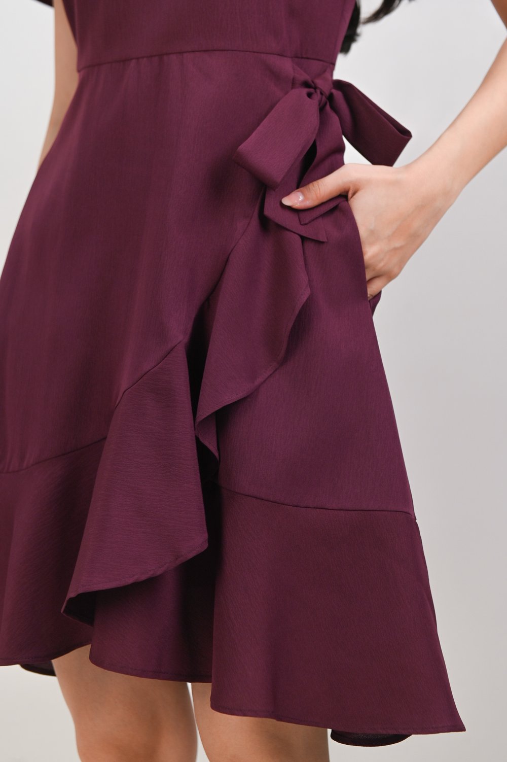 DYNNA V-NECK SLEEVED RUFFLE DRESS IN MAROON