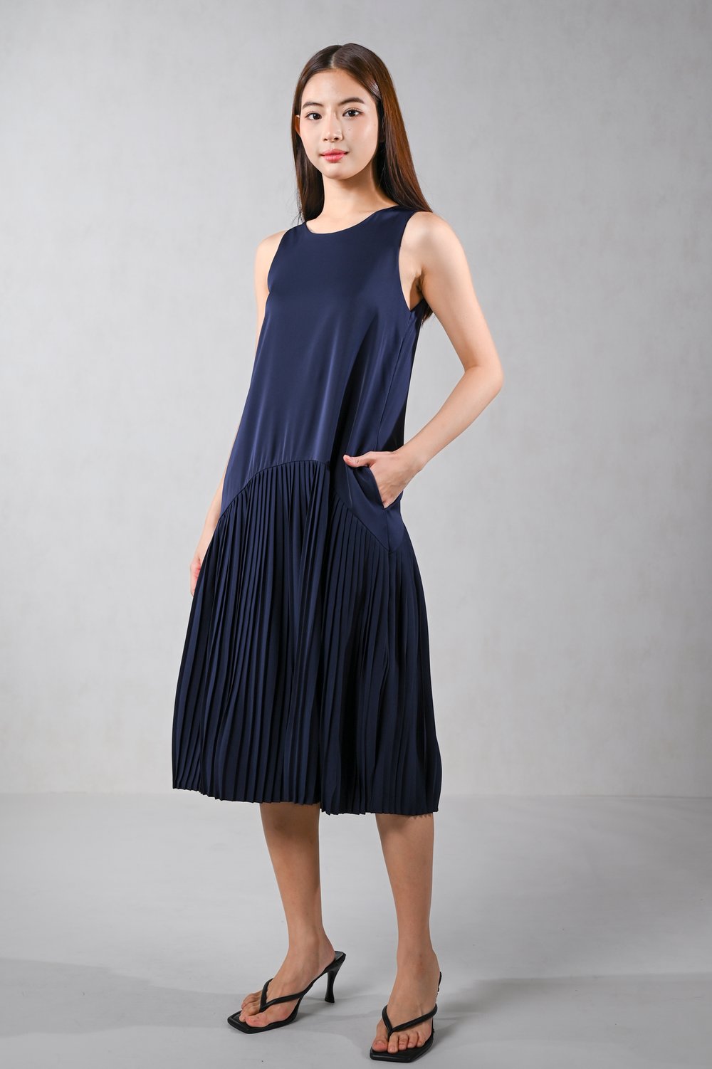 TIRA CURVE-PLEAT SLEEVELESS MIDI DRESS IN NAVY
