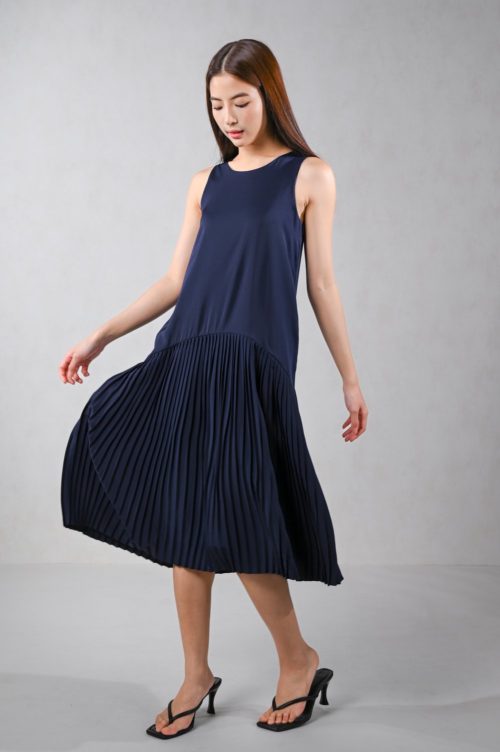 TIRA CURVE-PLEAT SLEEVELESS MIDI DRESS IN NAVY