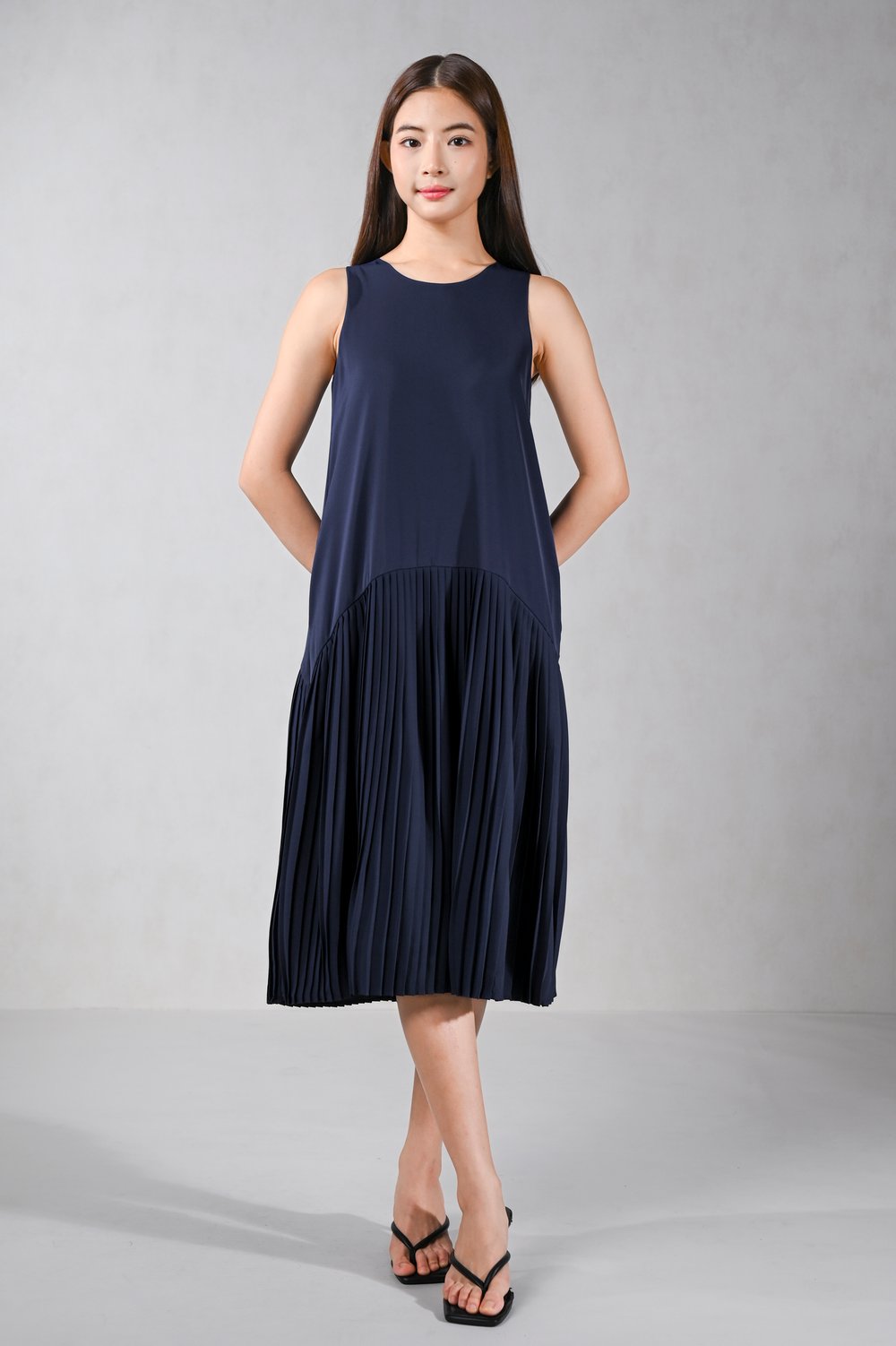 TIRA CURVE-PLEAT SLEEVELESS MIDI DRESS IN NAVY