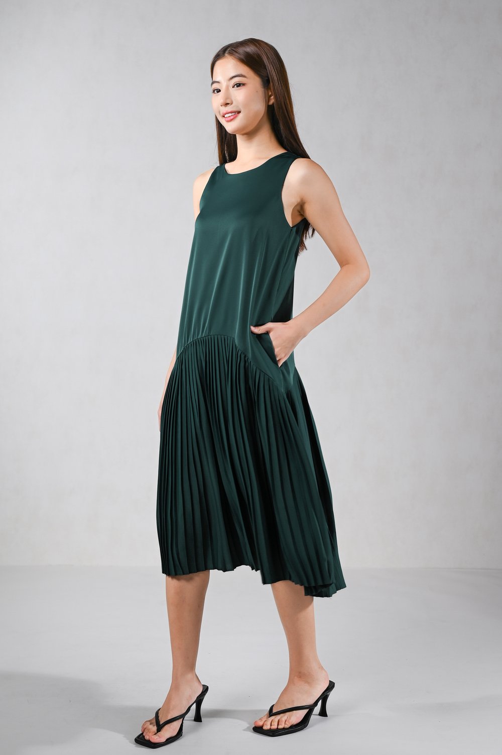 TIRA CURVE-PLEAT SLEEVELESS MIDI DRESS IN FOREST