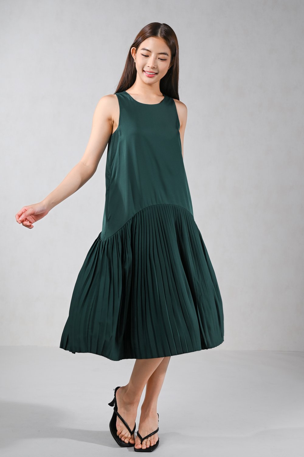 TIRA CURVE-PLEAT SLEEVELESS MIDI DRESS IN FOREST
