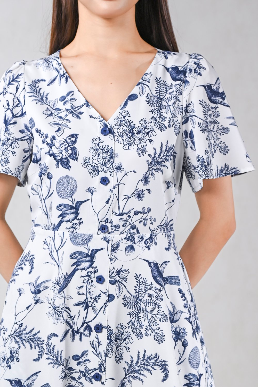 NAVY HUMMINGBIRD V-NECK SLEEVED FLOWER-BUTTON DRESS