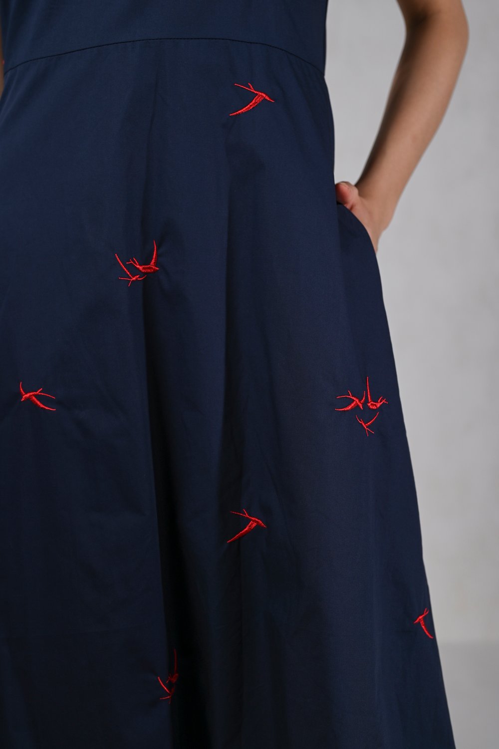 HONOR NAVY DOVE EMB. V-NECK SLEEVED MIDI DRESS