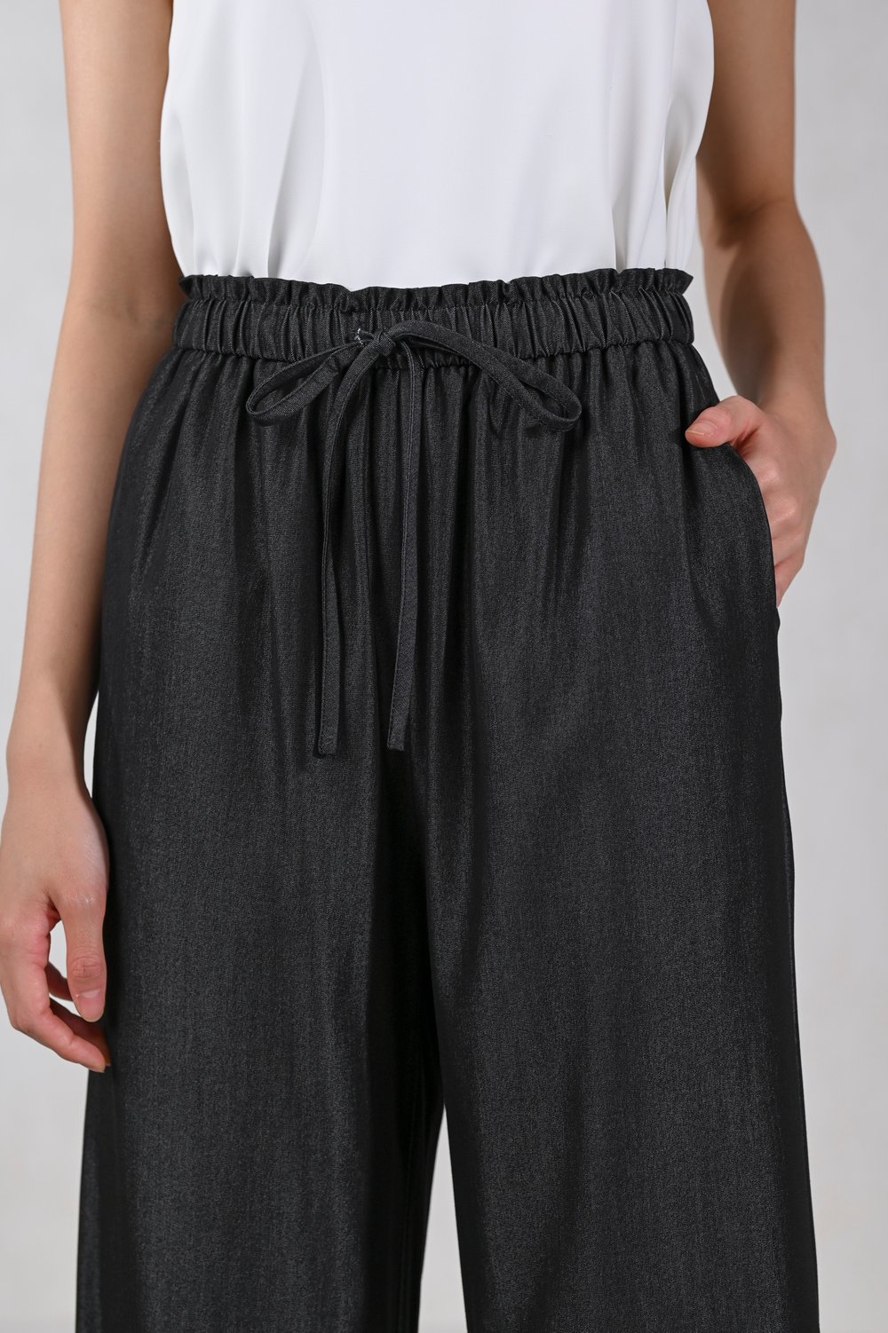JYUN DENIM-LOOK DRAWSTRING PANTS IN BLACK