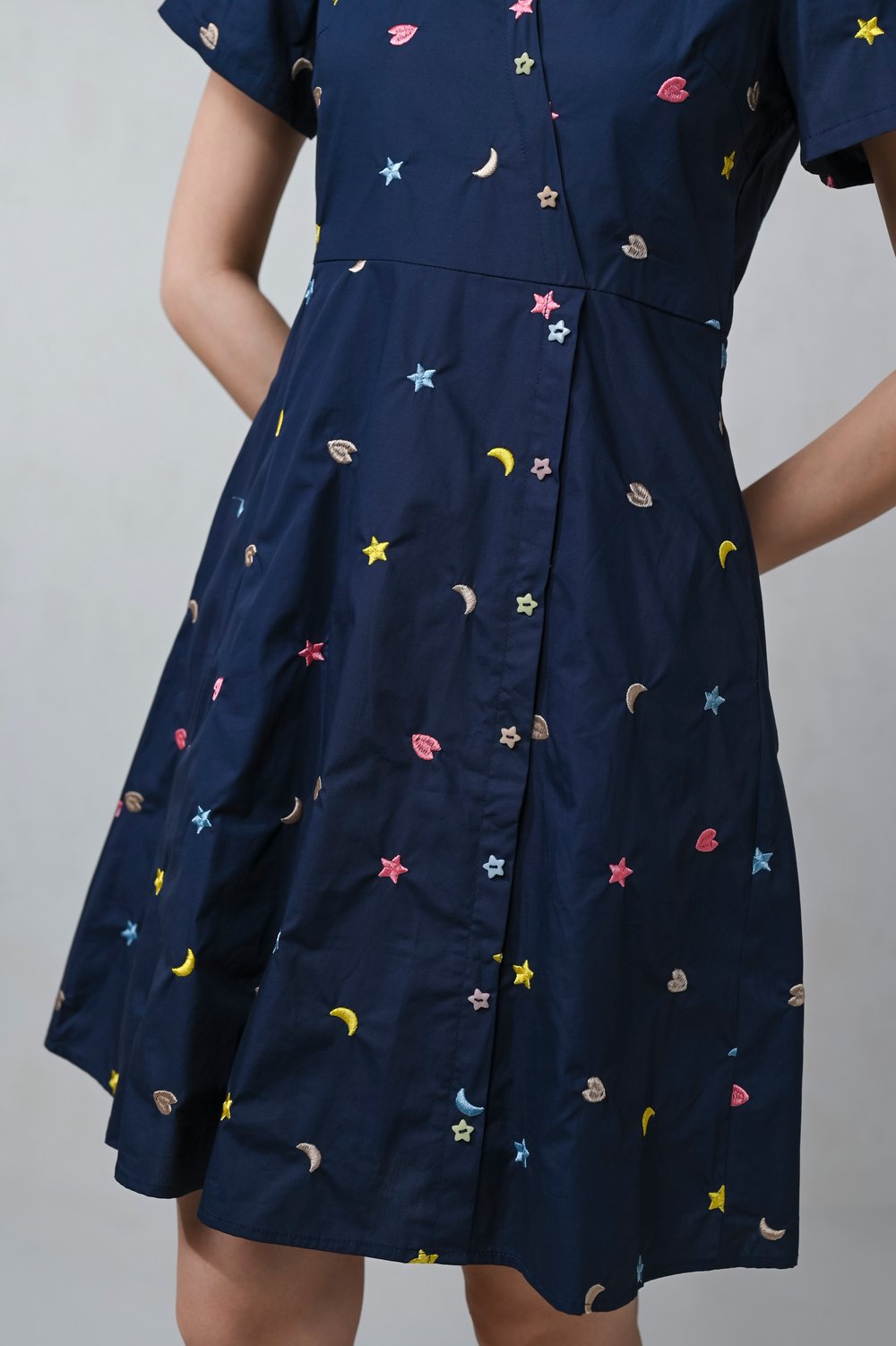 VINY NAVY STARRY EMB. SLEEVED BUTTON DRESS