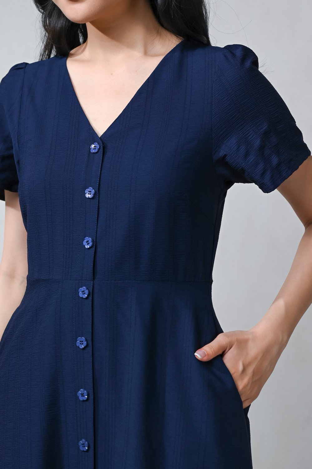 JORJA V-NECK SLEEVED TEXTURED MIDI DRESS IN NAVY