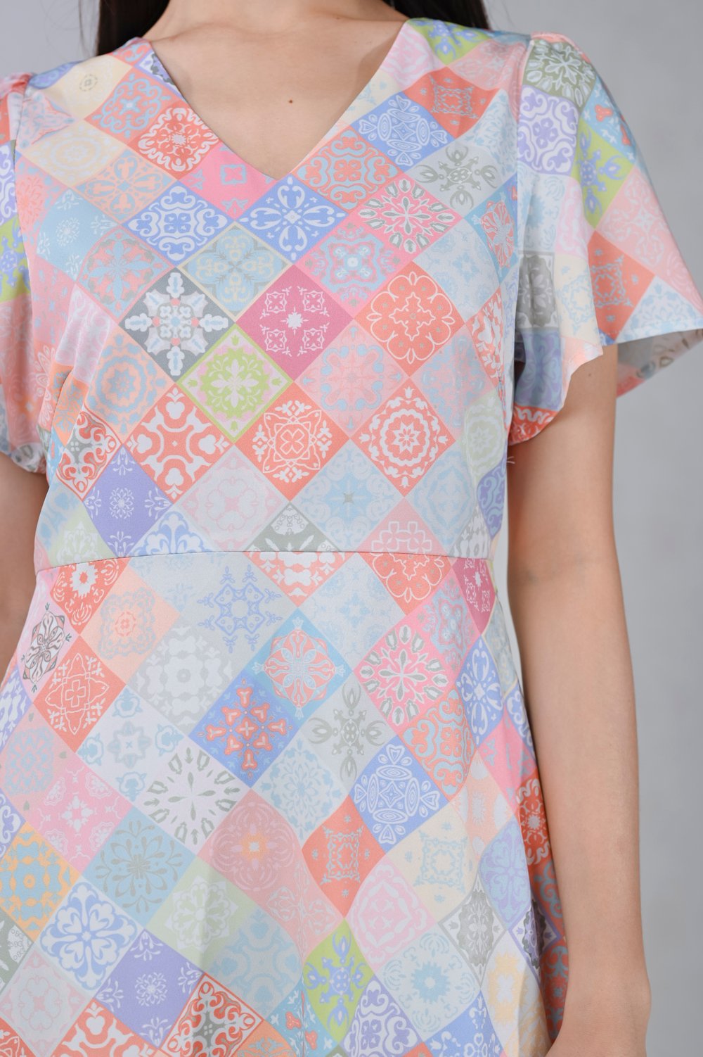 DIAMOND VINTAGE TILES V-NECK SLEEVED MIDI DRESS