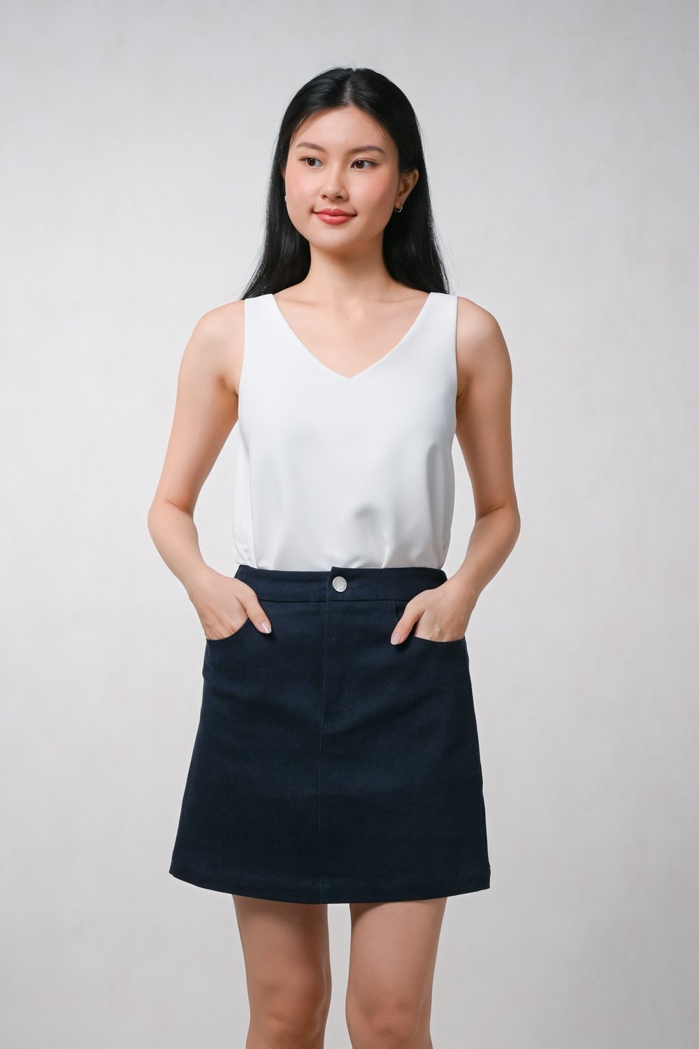 CAVIE DENIM SKORTS IN DARK-WASH