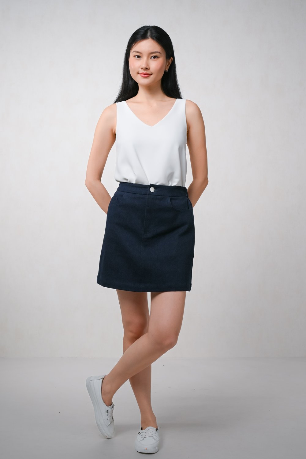 CAVIE DENIM SKORTS IN DARK-WASH