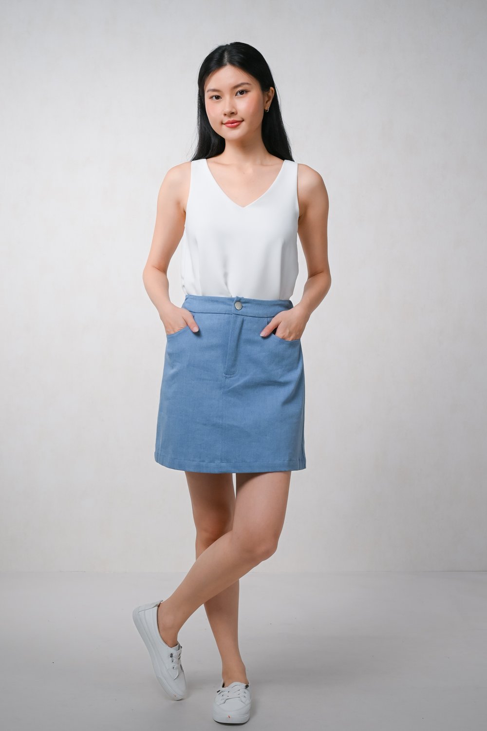 CAVIE DENIM SKORTS IN LIGHT-WASH