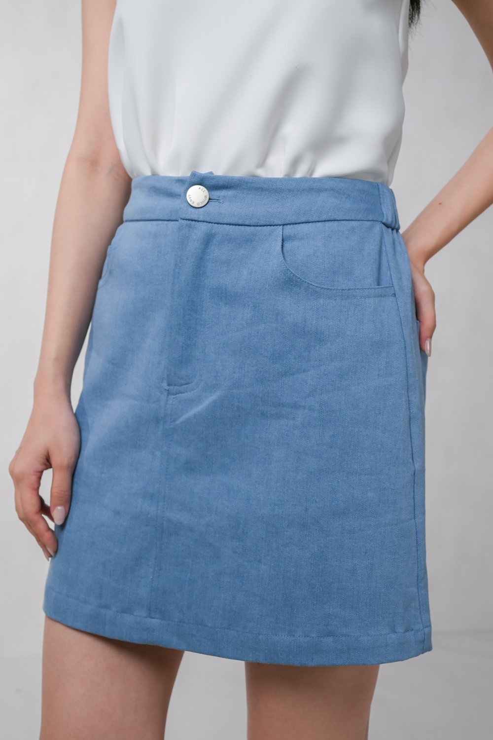 CAVIE DENIM SKORTS IN LIGHT-WASH