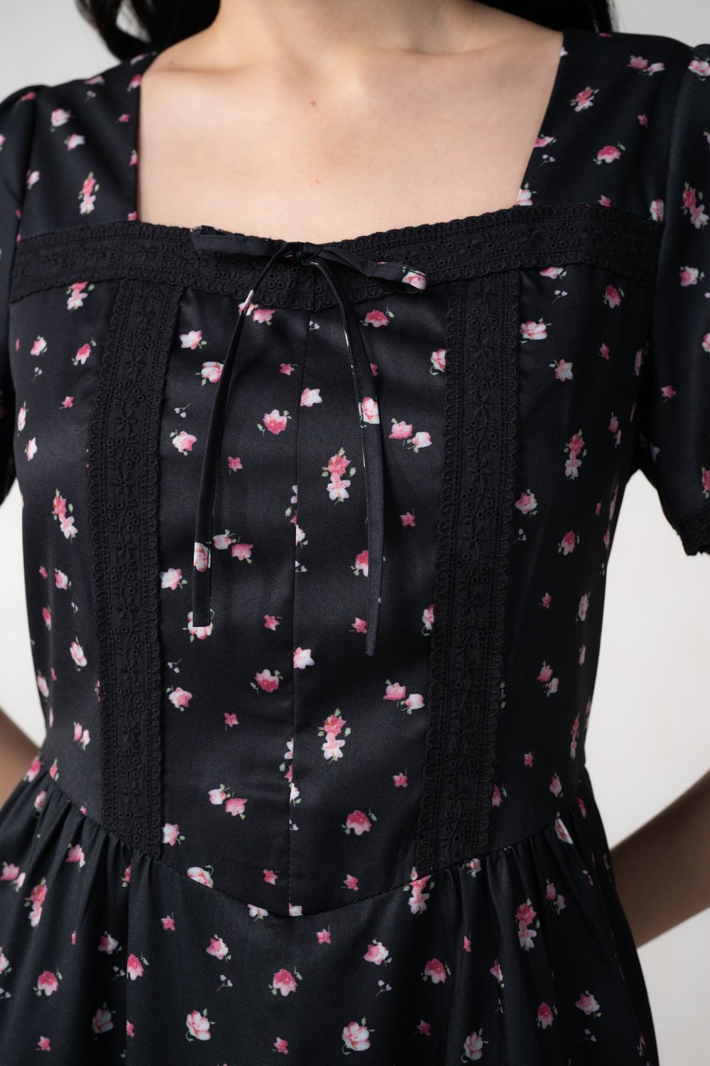 IANTHE BLACK FLORAL SWEETHEART SLEEVED MIDI DRESS
