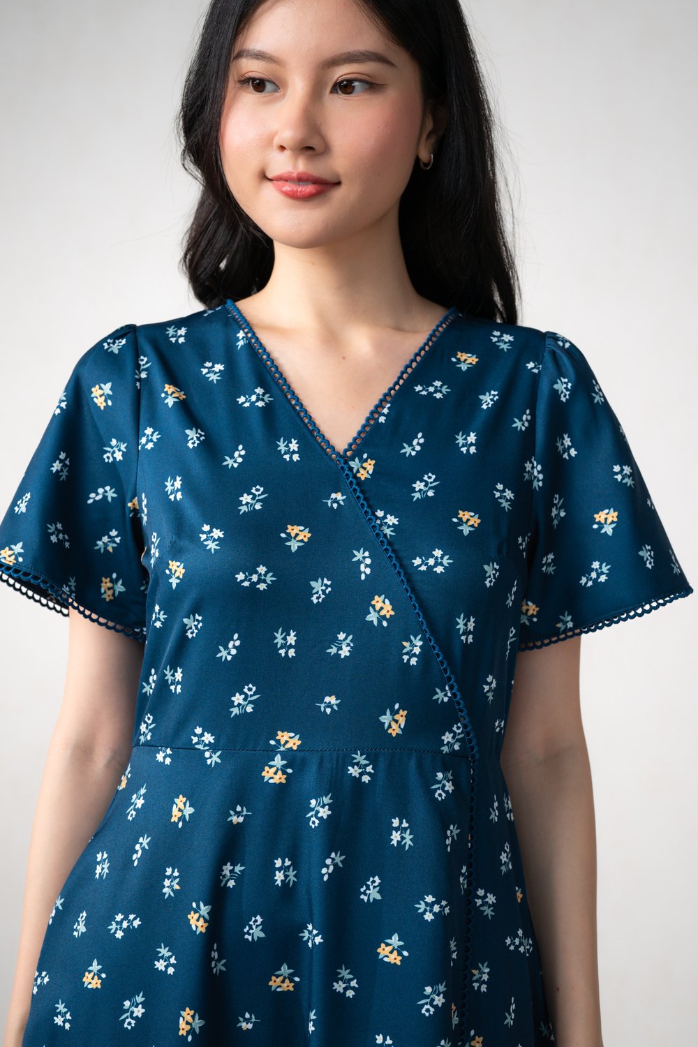 XELINA NAVY FLORAL V-NECK SLEEVED MIDI DRESS