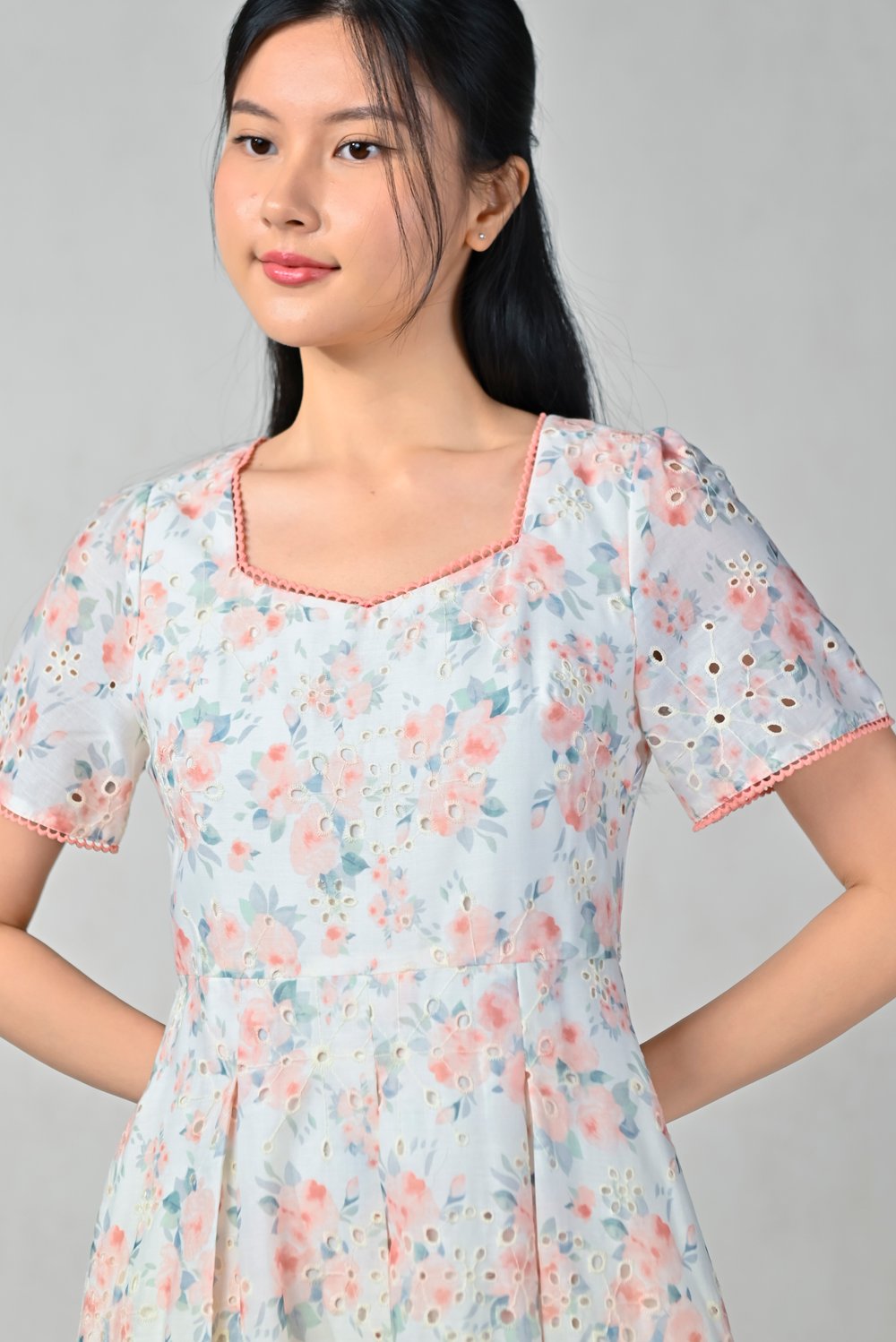 RAE PEACH FLORAL SWEETHEART SLEEVED MIDI DRESS