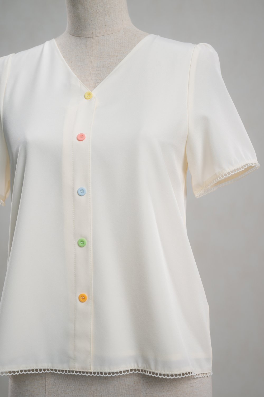 BIANCA SCALLOP-TRIM BUTTON TOP IN CREAM