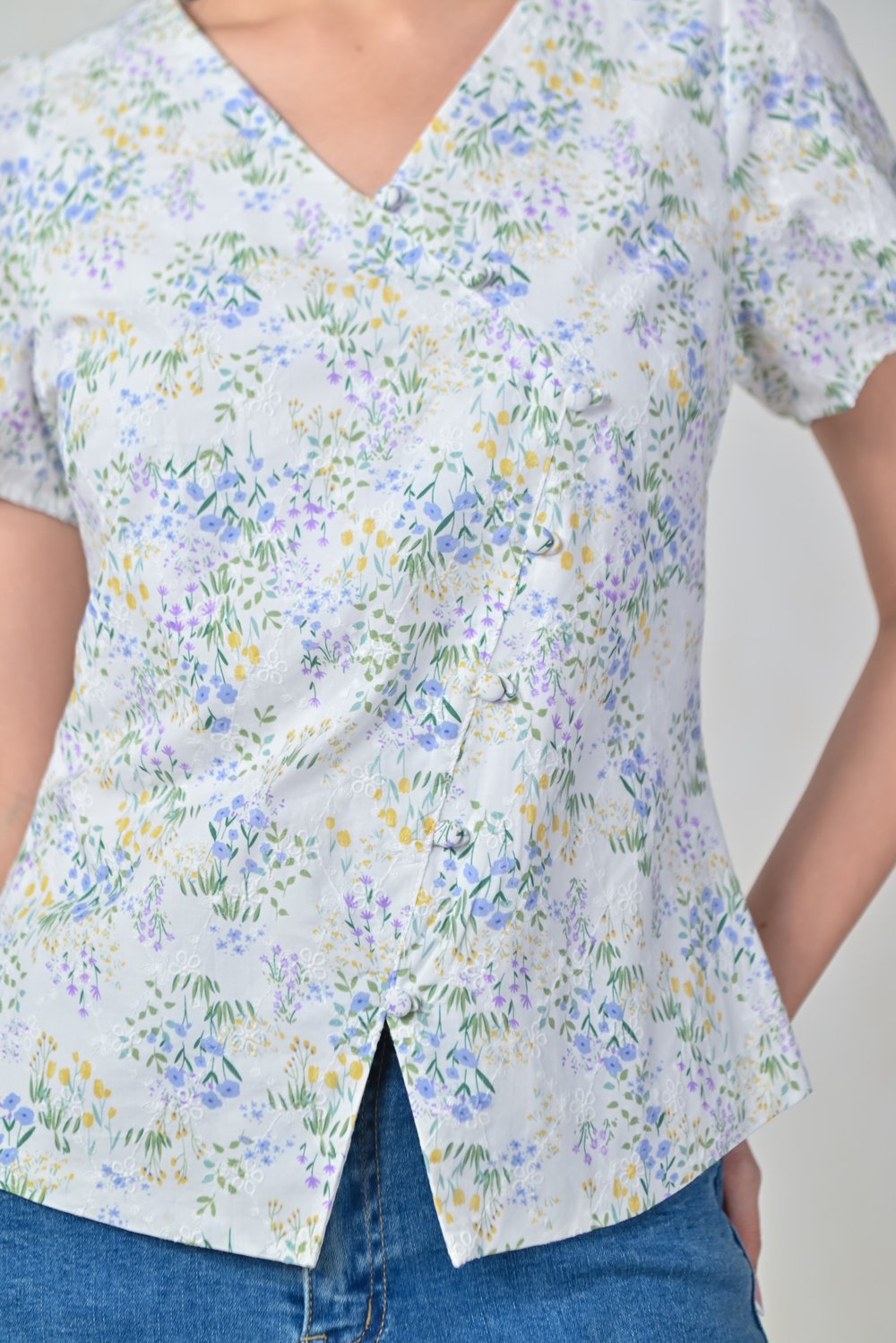 LILIBET FLORAL SLEEVED BUTTON TOP
