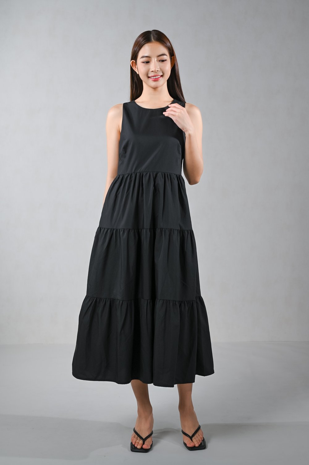LARKIN SLEEVELESS TIERED MIDAXI IN BLACK
