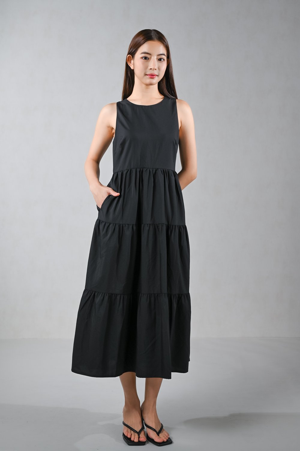 LARKIN SLEEVELESS TIERED MIDAXI IN BLACK