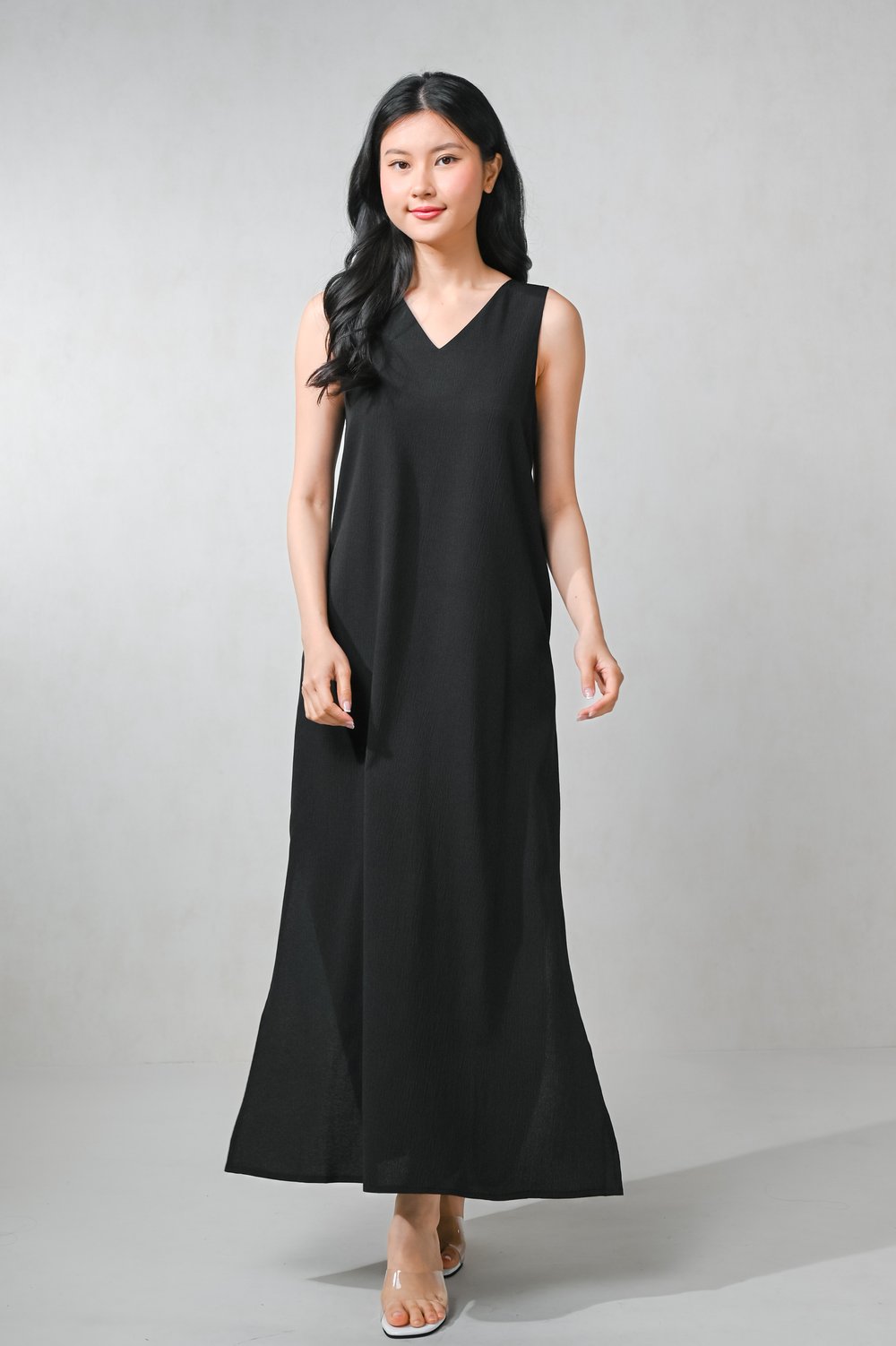 ARLETTE V-NECK SIDE-SLIT MAXI DRESS IN BLACK