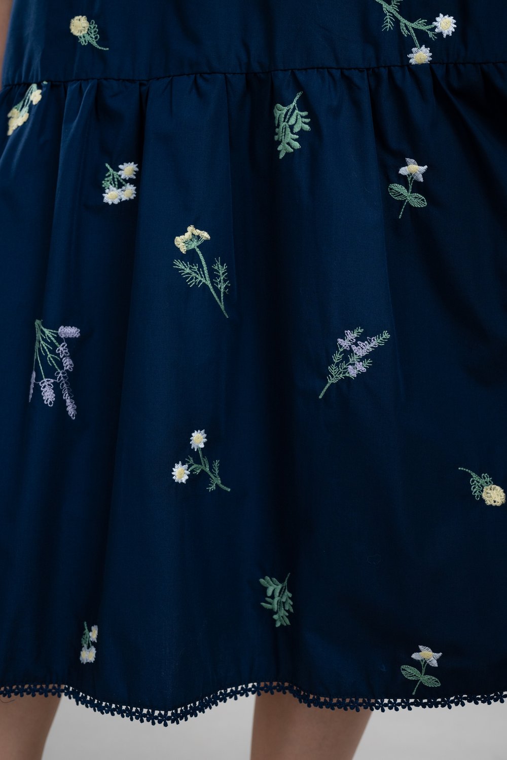 WHITLEY EMB. SLEEVELESS DROPWAIST MIDI DRESS IN NAVY