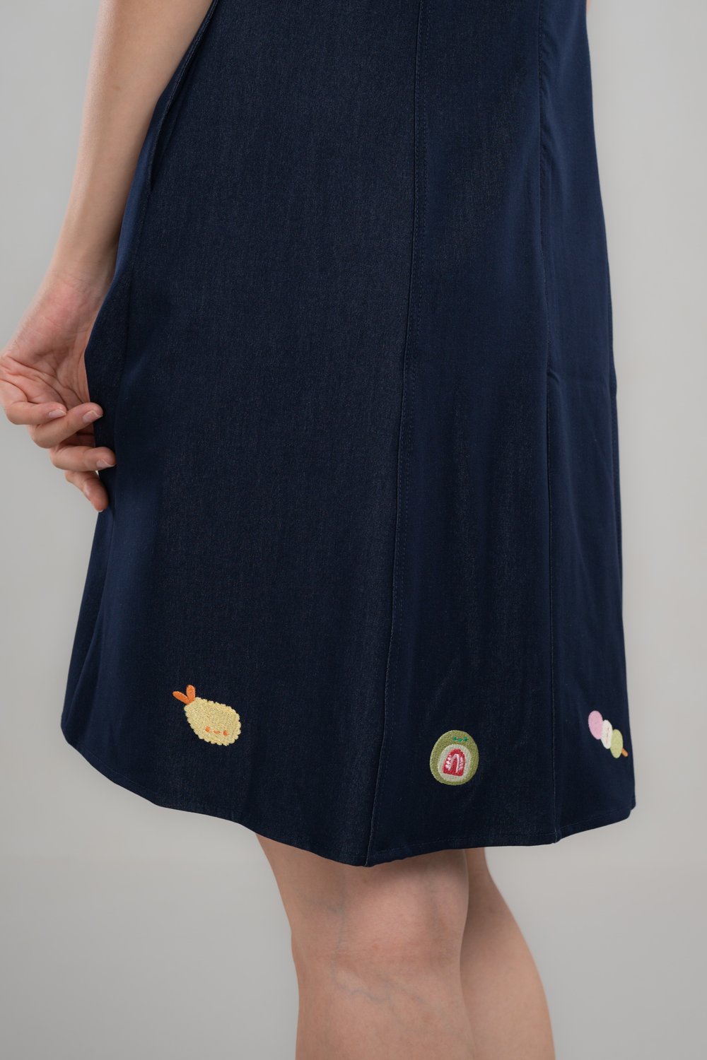 UMAI EMB. SLEEVED PANELLED DRESS IN DARK WASH