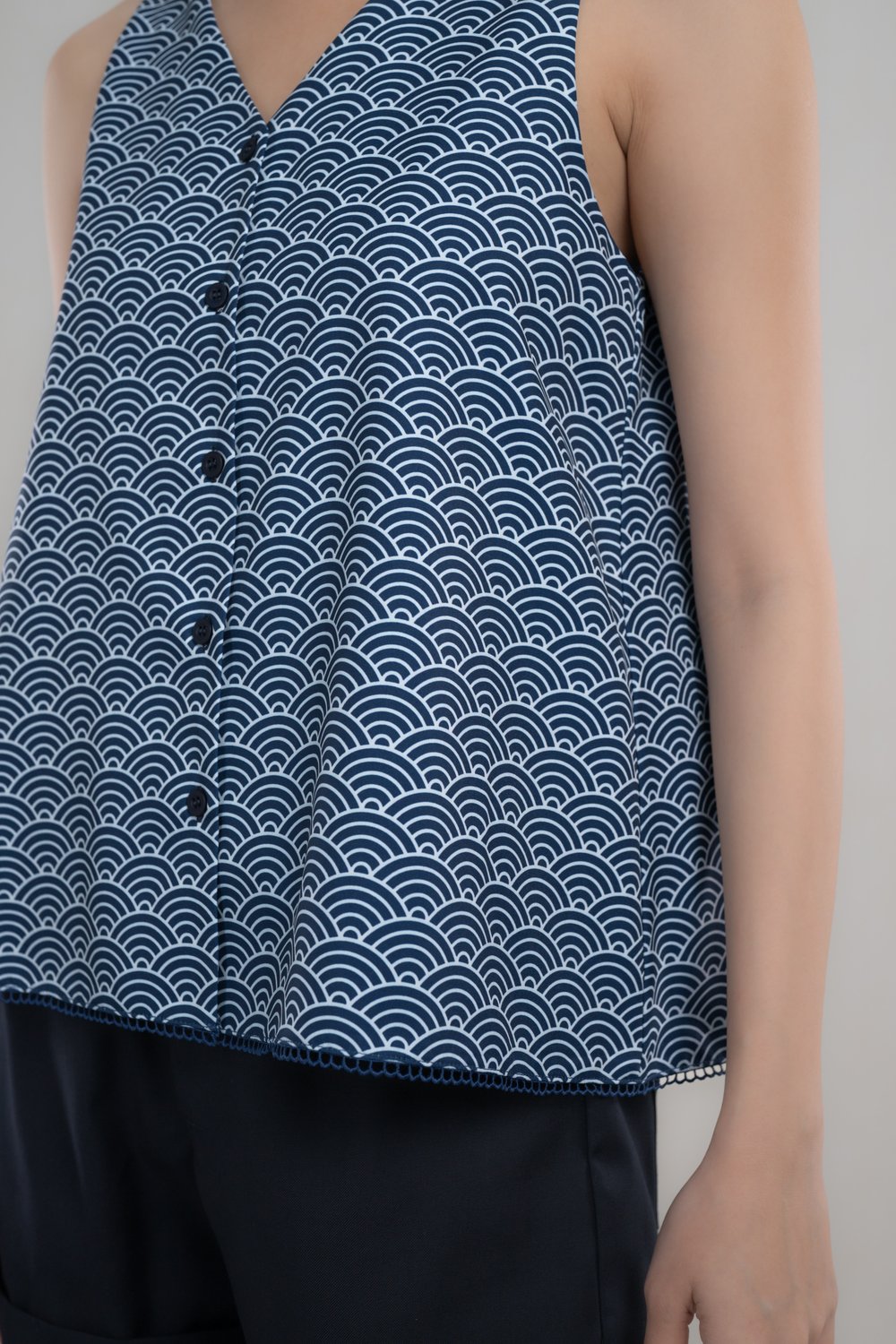 SUGOI NAVY TWO-WAY BUTTON TOP