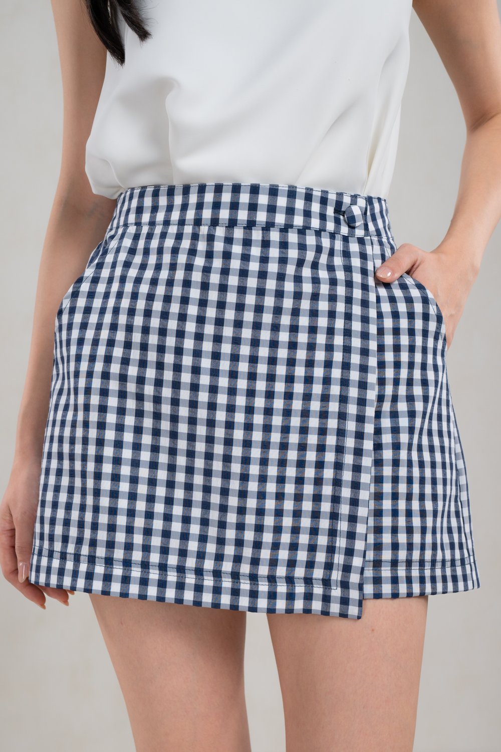 JODIE GINGHAM ELASTIC-BACK SKORTS IN NAVY