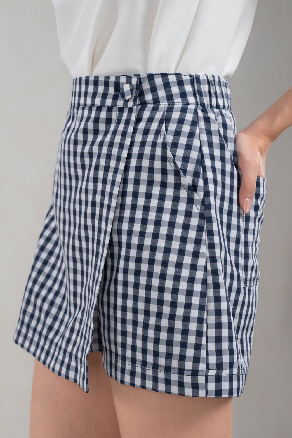 JODIE GINGHAM ELASTIC-BACK SKORTS IN NAVY