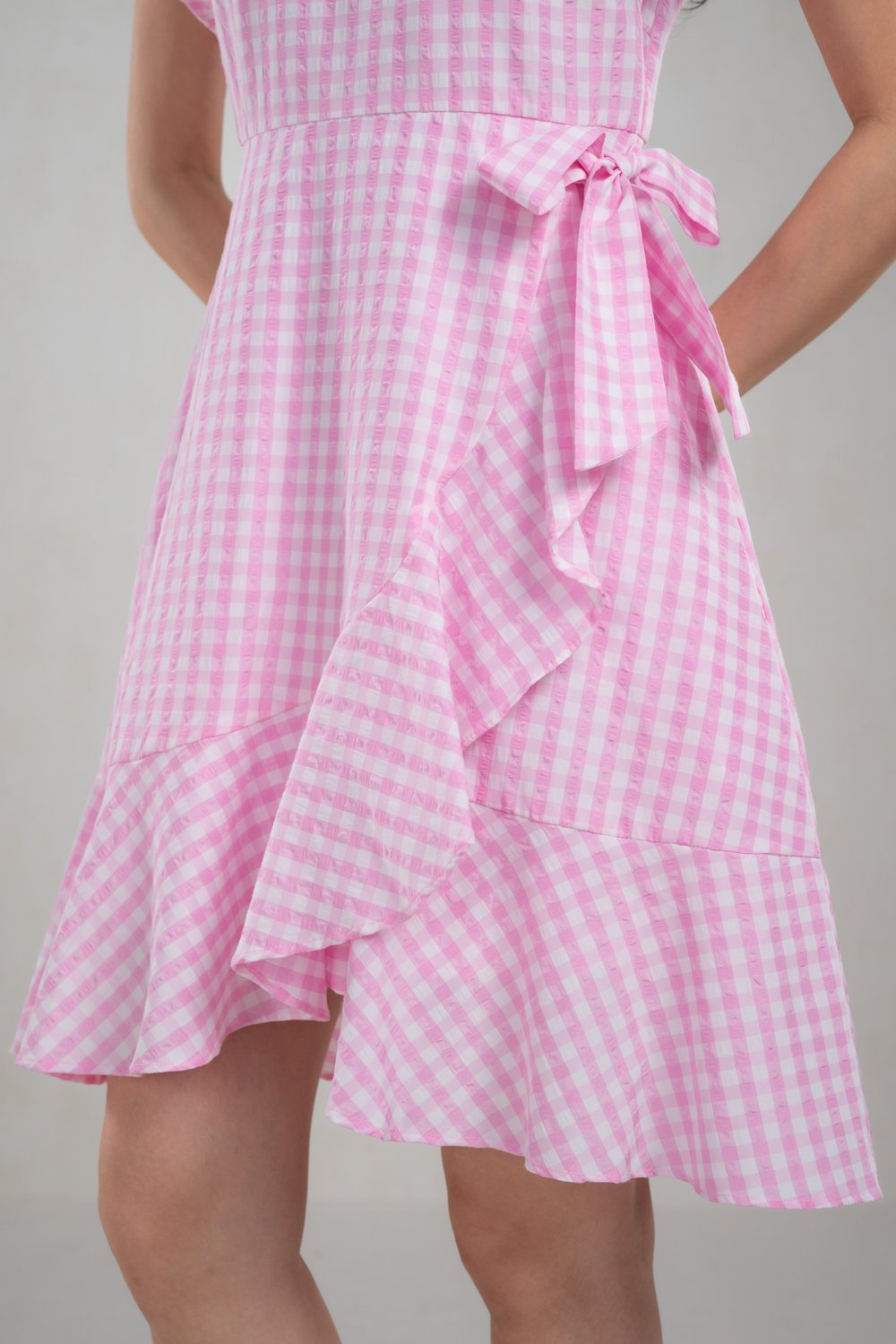 VALE GINGHAM V-NECK SLEEVED RUFFLE DRESS IN PINK