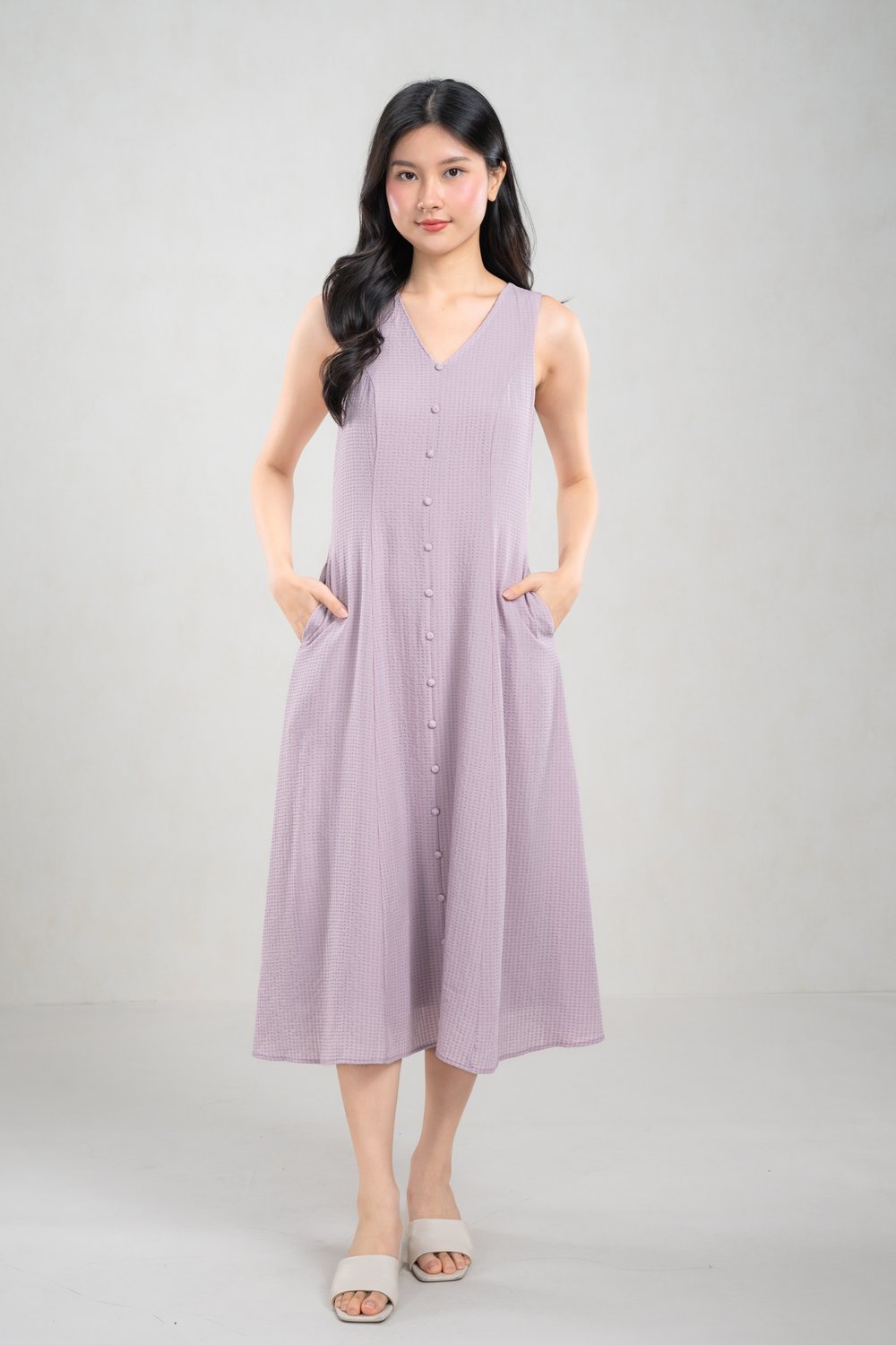 SHELIA V-NECK SLEEVELESS MIDI DRESS IN LILAC