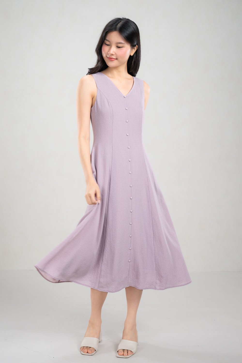SHELIA V-NECK SLEEVELESS MIDI DRESS IN LILAC